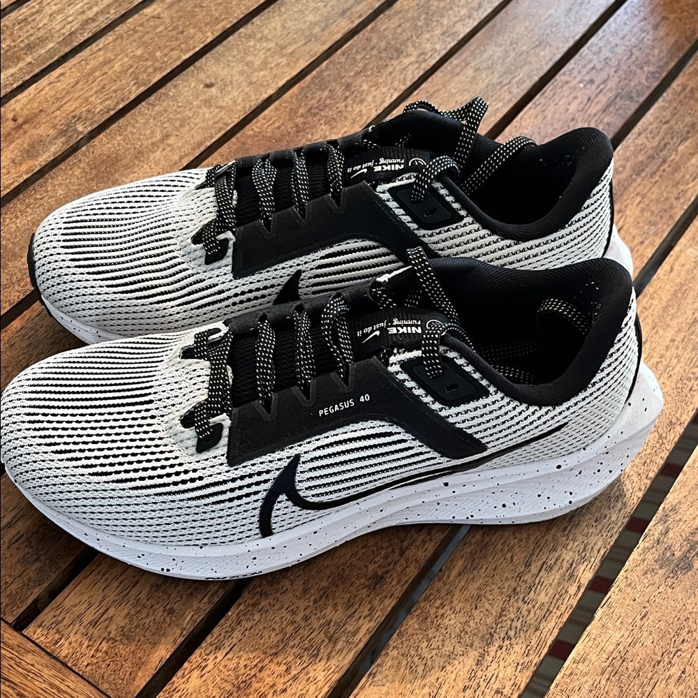 Nike Pegasus 40 Lightweight Running Shoes - White/Black Sz 6 gently worn